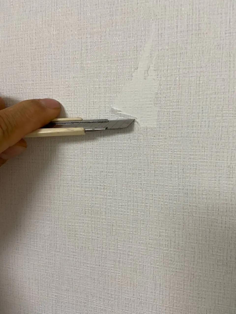 수원 장안구 이삿짐 이동 중 찢어진 벽지 복원 작업