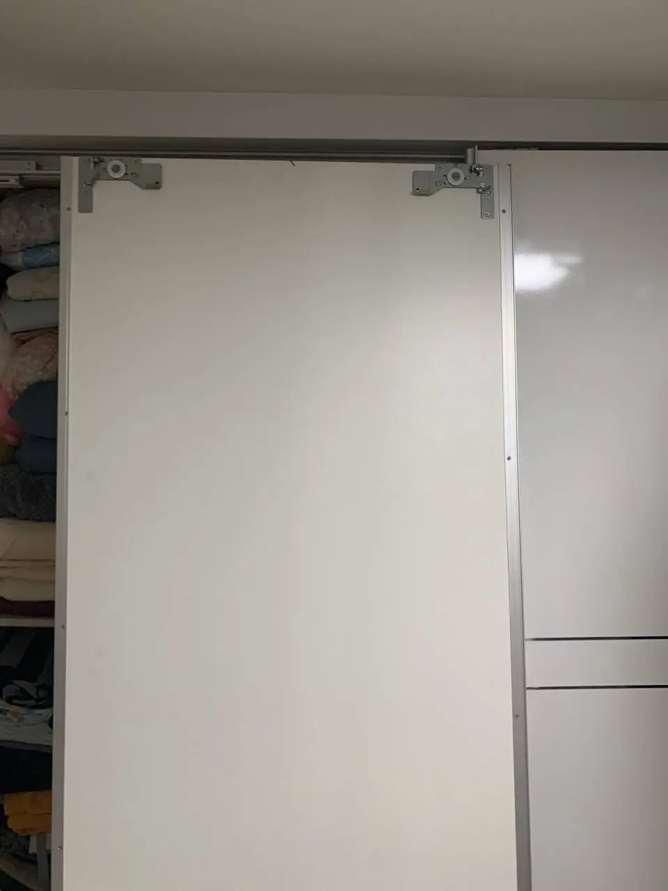 성남 붙박이장 슬라이딩 도어 롤러 교체 후 문짝을 확인한 현장