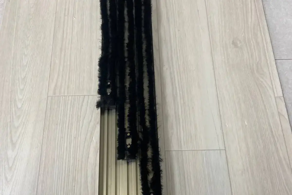 중문 수리 사례에서 분리한 연동 부속을 비교한 모습