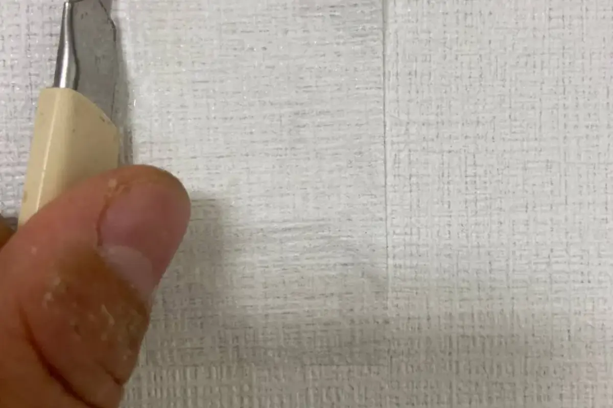 견적 상담 전 가까이 촬영한 벽지 손상 부위