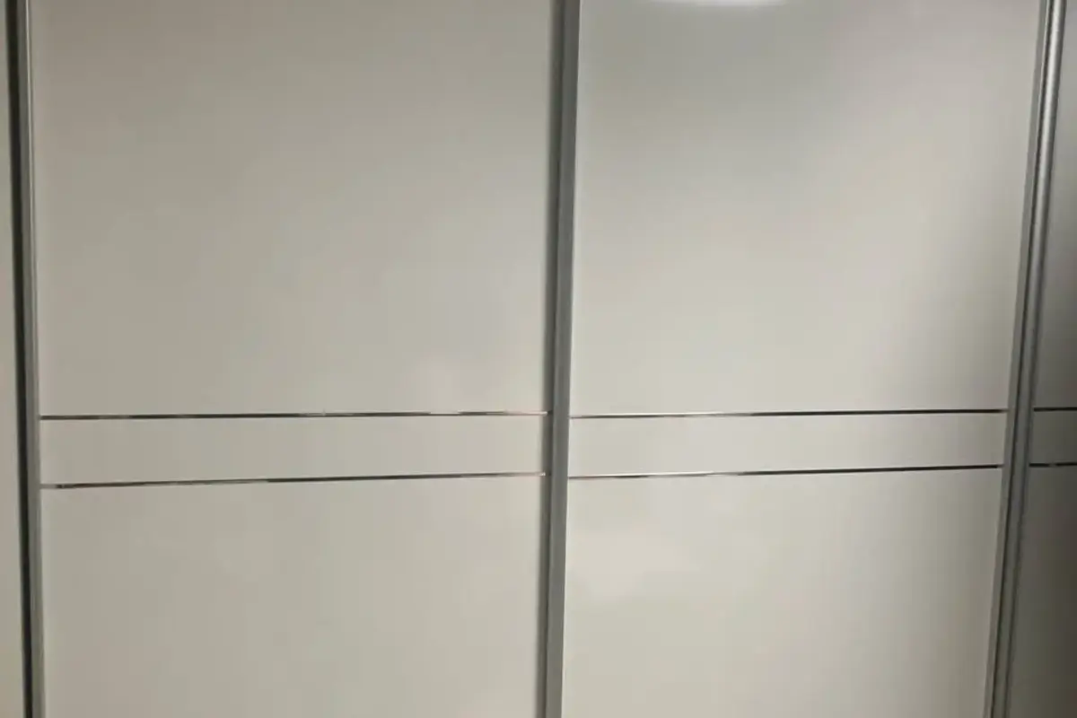 수리 후 붙박이장 슬라이딩 도어의 정렬을 확인한 모습